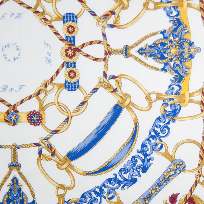 dettaglio foulard in seta con anelli corde e ornamenti blu e oro