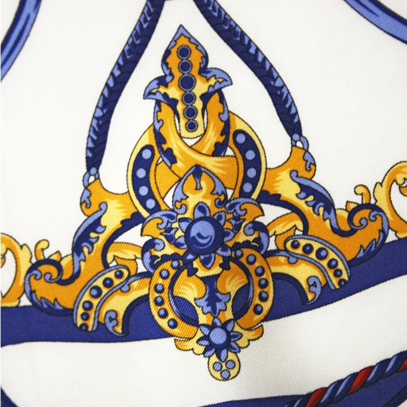 dettaglio della seta twill con stampa ornamentale blu royal e oro