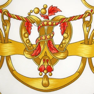 Dettaglio Seta Twill Foulard Anelli e Corde Corallo FCB28 dettaglio della seta twill con stampa anelli corde e ornamenti color corallo e oro