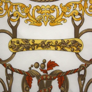 dettaglio della seta twill con fantasia anelli e corde giallo ocra e marrone