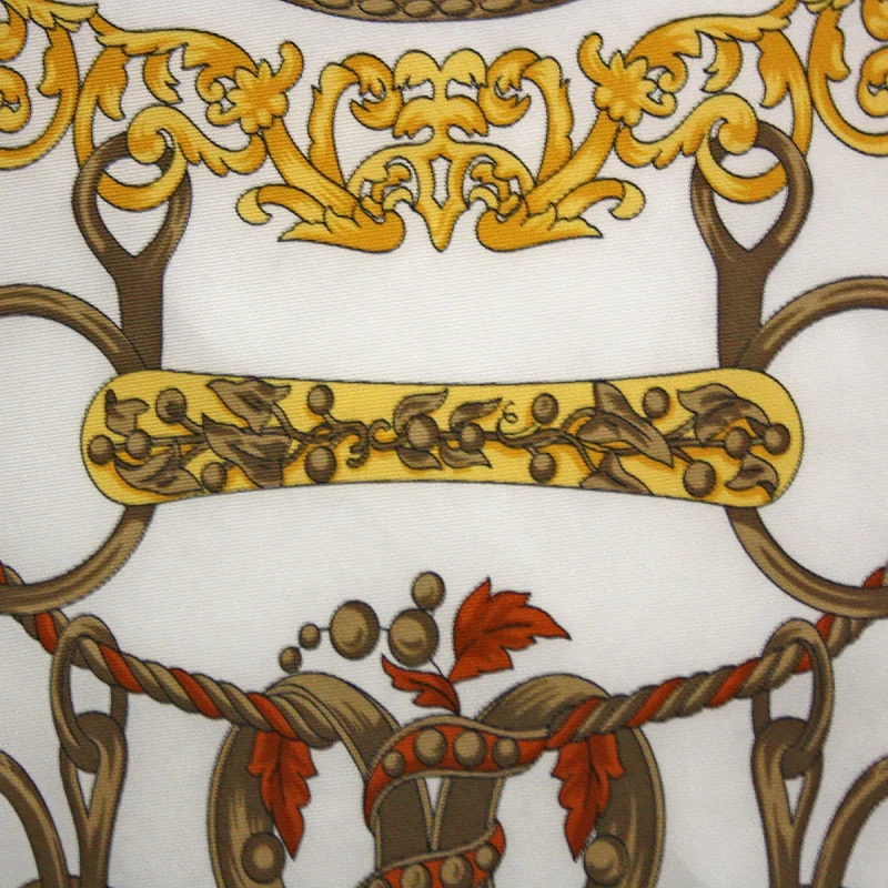 dettaglio della seta twill con fantasia anelli e corde giallo ocra e marrone