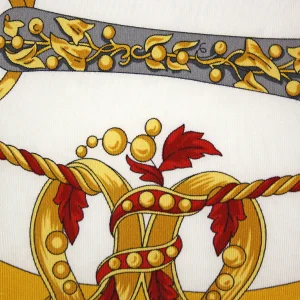 Dettaglio Seta Twill Foulard Anelli e Corde NeroFCB30 dettaglio della seta twill con decorazioni nere oro e rosse su fondo bianco