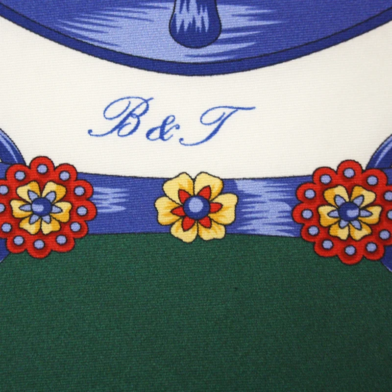dettaglio della seta twill verde bosco con elementi blu oro e rossi
