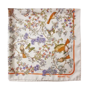 dettaglio del foulard in seta con uccelli arancio, farfalle e fiori lilla