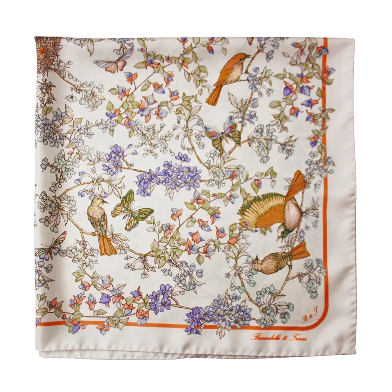 dettaglio del foulard in seta con uccelli arancio, farfalle e fiori lilla