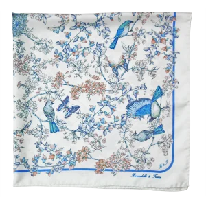 dettaglio del foulard in seta con uccelli blu, farfalle e piccoli fiori cipria