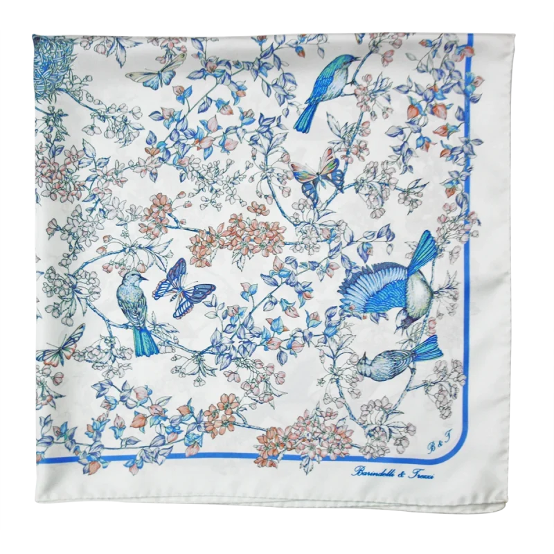 dettaglio del foulard in seta con uccelli blu, farfalle e piccoli fiori cipria