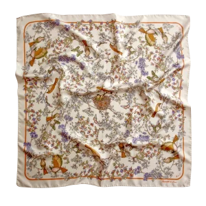 foulard 90x90 in seta con uccelli, farfalle e fiori nei toni arancio e lilla