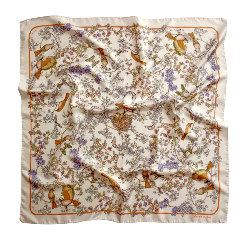 foulard 90x90 in seta con uccelli, farfalle e fiori nei toni arancio e lilla