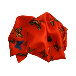 foulard in seta rosso vivo con fantasia farfalle visto annodato