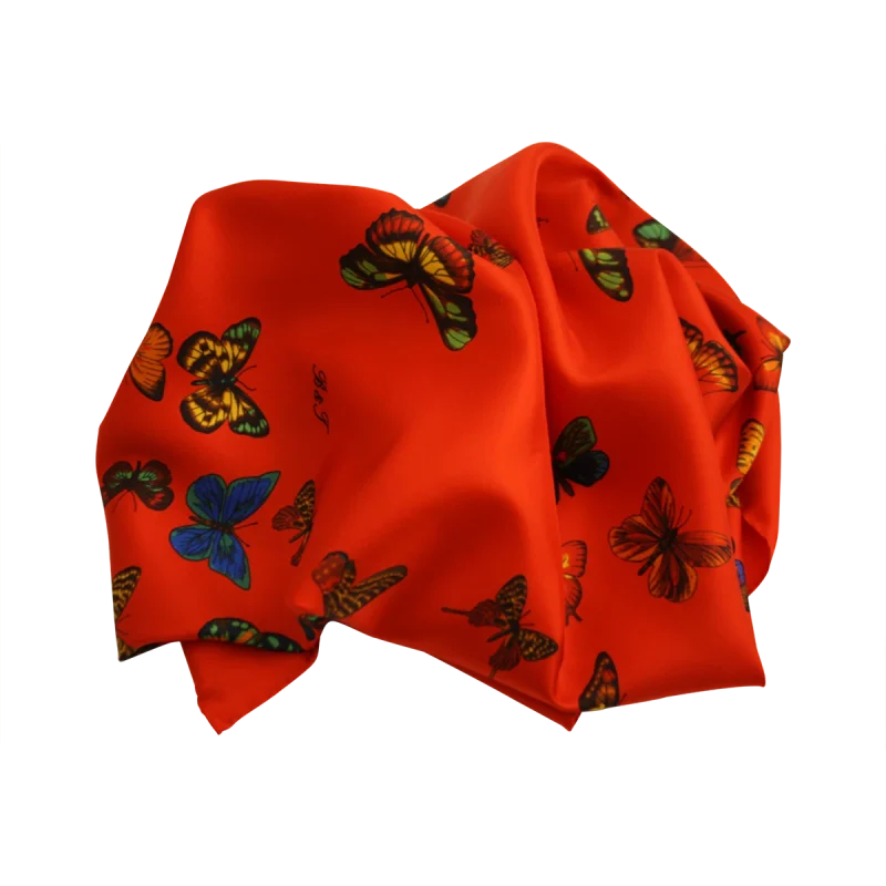 foulard in seta rosso vivo con fantasia farfalle visto annodato