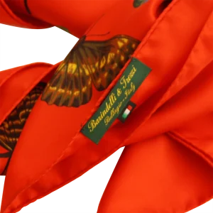 etichetta e dettaglio del foulard in seta made in italy con fantasia farfalle