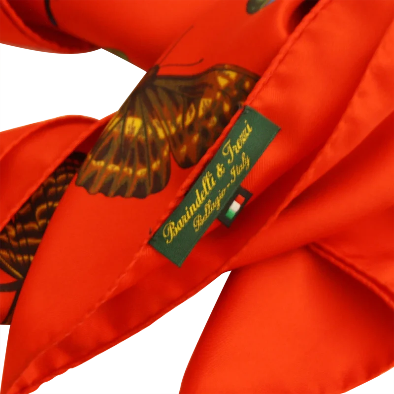 etichetta e dettaglio del foulard in seta made in italy con fantasia farfalle