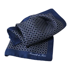 Pochette da taschino uomo in seta twill con fantasia geometrica blu navy e azzurro