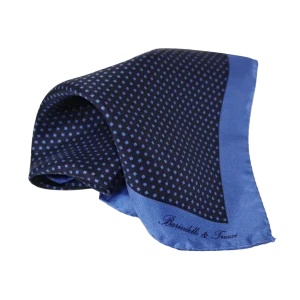 Pochette da taschino uomo in seta twill con fantasia geometrica a quadri blu e carta da zucchero