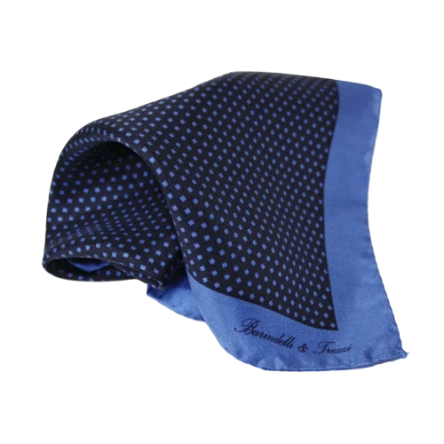 Pochette da taschino uomo in seta twill con fantasia geometrica a quadri blu e carta da zucchero