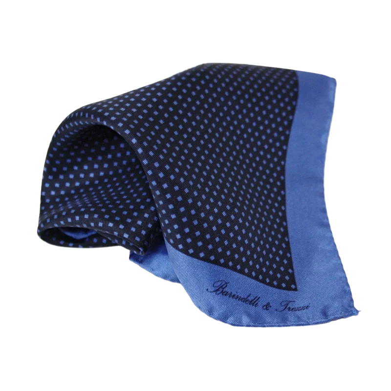 Pochette da taschino uomo in seta twill con fantasia geometrica a quadri blu e carta da zucchero