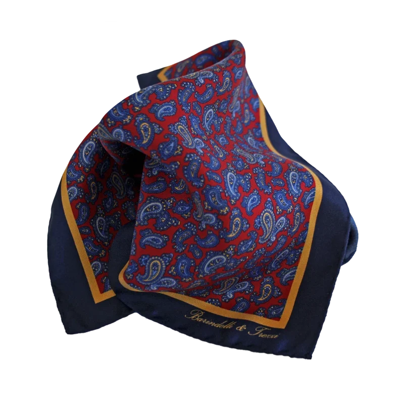 pochette seta paisly piegata morbidamente
