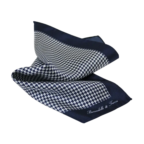 Pochette da taschino uomo in seta twill con fantasia pied de poule blu navy e bianca