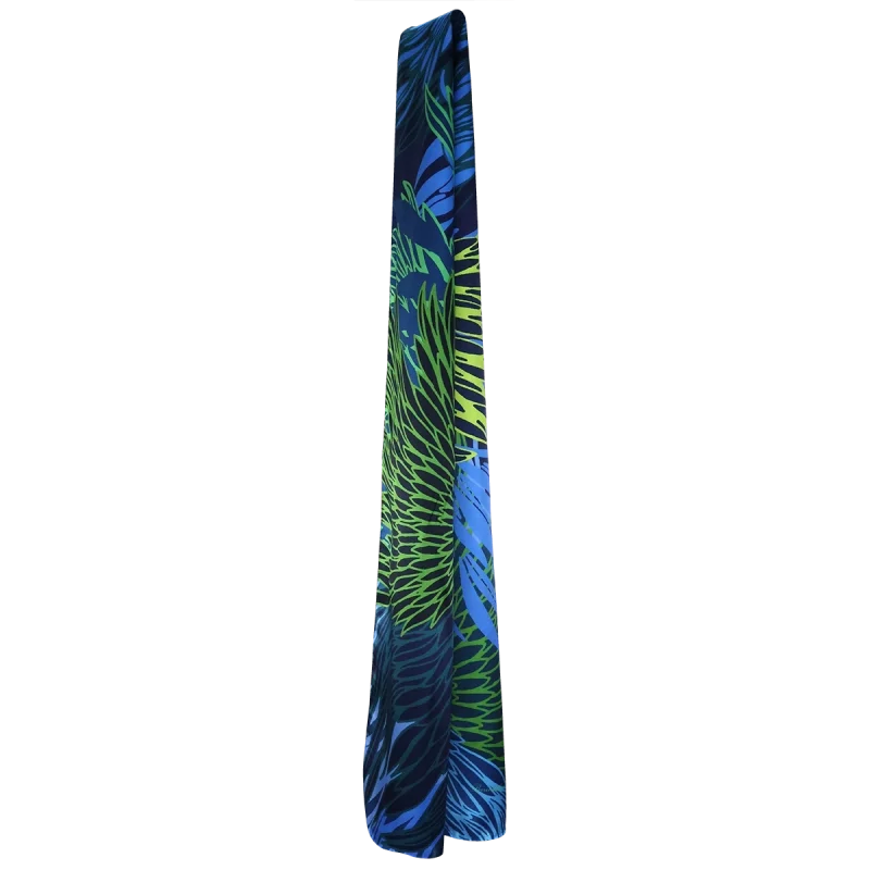 sciarpa fiori stilizzati blu appesa